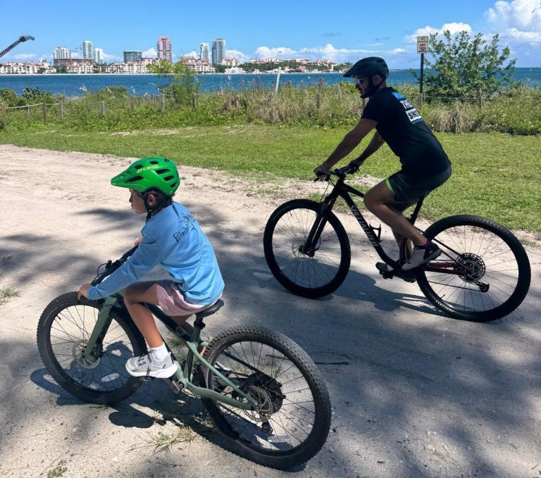 Beach Cruiser vs Mountain Bike - What to rent in Miami